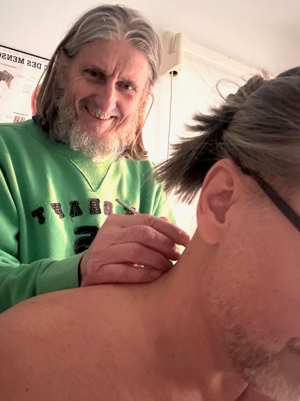 Vasko Stojanov bei der Triggerpunkt-Behandlung